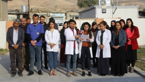 مەخمور، کارمەندانی تەندروستی گۆشەگیریی سەر ئۆجالان شەرمەزار ده&zwnj;كه&zwnj;ن