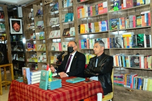 بحضور هواة الكتب ... مراسيم حفل توقيع كتابين جديدين لـلكاتب غفور مخموري